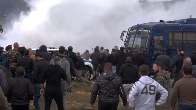 Χανιά: Χημικά και πετροπόλεμος στη συγκέντρωση των αγροτοκτηνοτρόφων στο αεροδρόμιο - Αναποδογύρισαν αγροτικό της Αστυνομίας (φωτο - video)