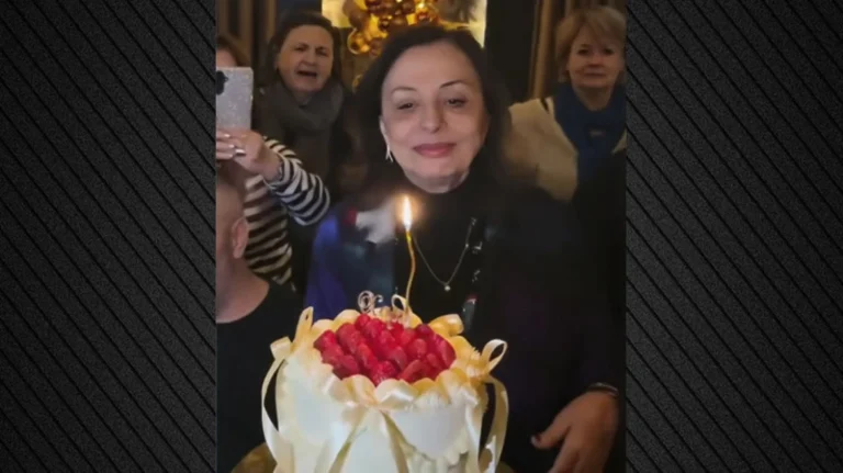Η Χάρις Αλεξίου έγινε 75: Η τούρτα, το τραγούδι που είπε και συγκινήθηκε και η έκπληξη των φίλων της (video)