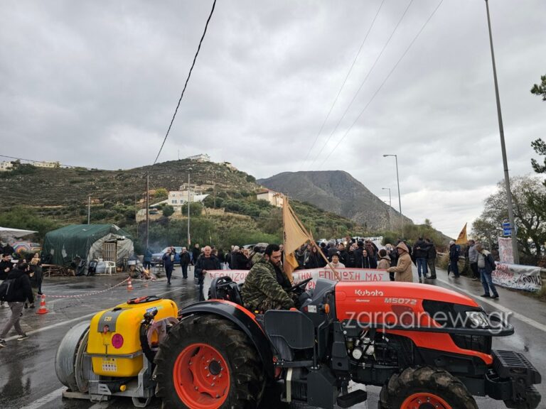 Χανιά: Αγρότες έκλεισαν το δρόμο στα Μεγάλα Χωράφια και μοίρασαν…. εσπεριδοειδή (φωτο - video)