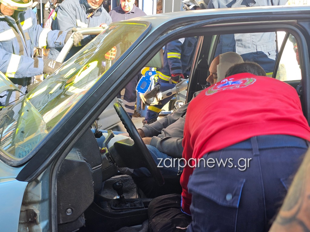 Χανιά: Απεγκλώβισαν άνδρα που τραυματίστηκε σε εικονικό τροχαίο μπροστά σε μαθητές (φωτο - video)