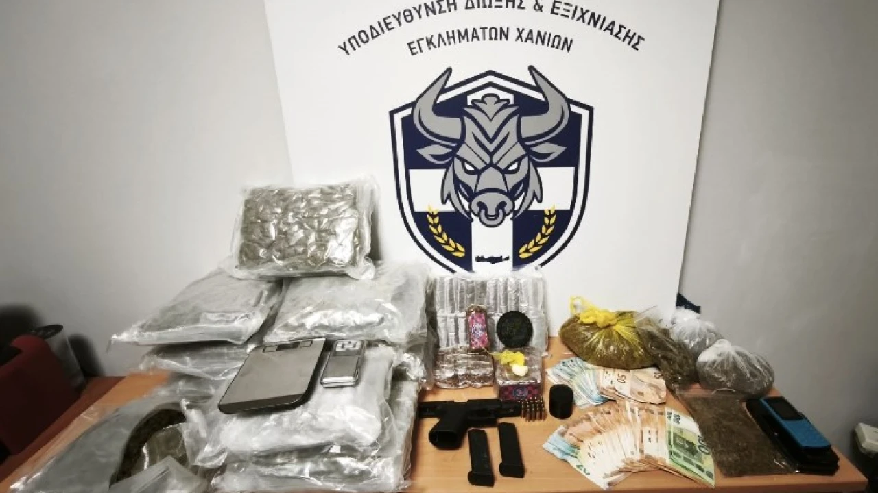 Χανιά: Σύλληψη 22χρονου με πληθώρα ναρκωτικών, όπλο και χιλιάδες ευρώ - Δικογραφία και για τη μητέρα και αδελφή του! (φωτο)
