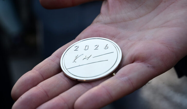 Γούρι με τα αρχικά του έδωσε ο Μητσοτάκης στους βουλευτές της ΝΔ (φωτο)