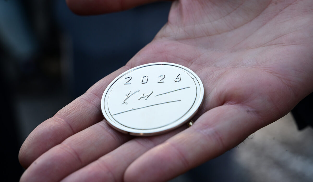 Γούρι με τα αρχικά του έδωσε ο Μητσοτάκης στους βουλευτές της ΝΔ (φωτο)