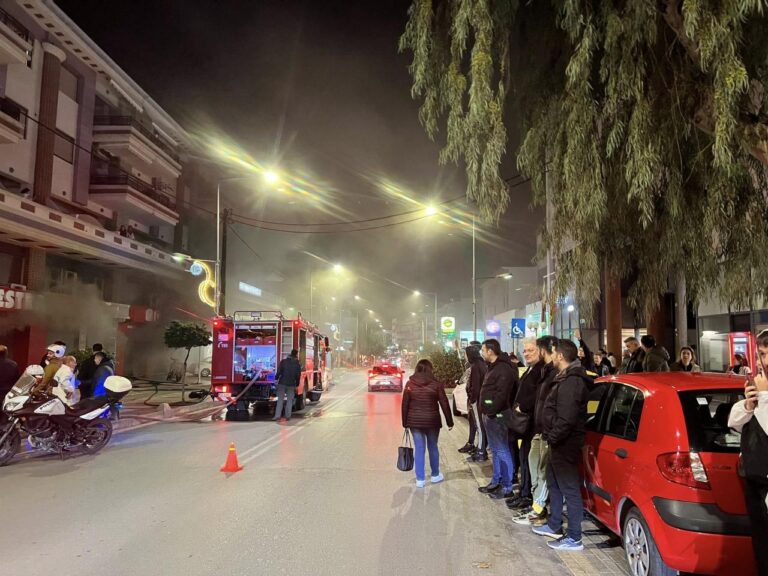 Σοβαρές ζημιές από φωτιά σε κατάστημα παιδικών ρούχων (φωτο)