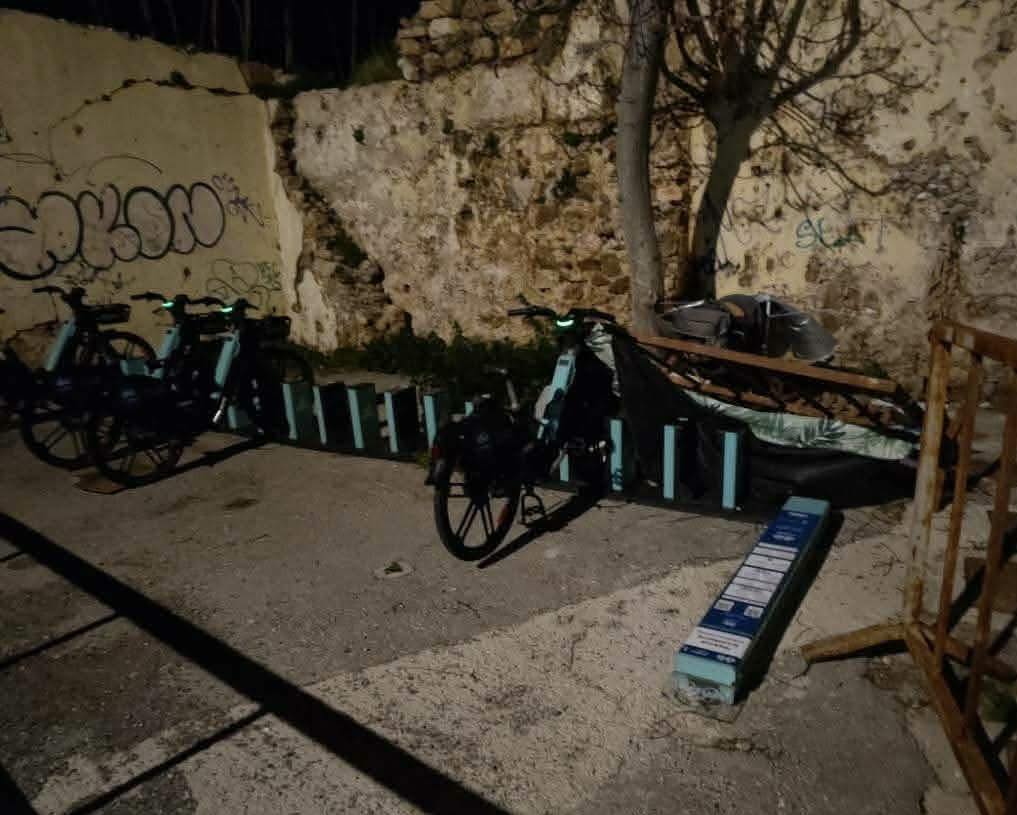 Χανιά: Κατέστρεψαν ηλεκτρικά ποδήλατα του δήμου αλλά τους “έπιασε” η κάμερα -«Το υλικό θα δοθεί στην αστυνομία» ξεκαθαρίζει ο δήμαρχος
