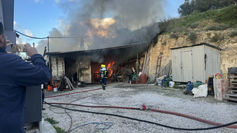 Χανιά: Συναγερμός στην Πυροσβεστική για φωτιά σε αποθήκη στον Πλατανιά (φωτο)