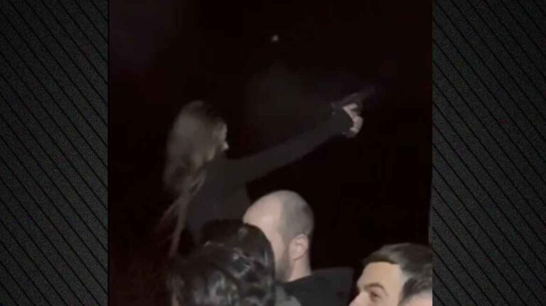 Βίντεο-ντοκουμέντο: Γυναίκα αστυνομικός που έχει απασχολήσει τα ΜΜΕ πυροβολεί σε πανηγύρι δίπλα σε κόσμο (video)