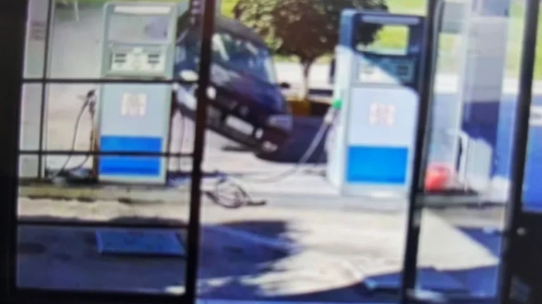 Σοκ στην Κόρινθο: Βίντεο ντοκουμέντο από τη στιγμή που το αυτοκίνητο «προσγειώνεται» στην αυλή του σπιτιού – Νεκρά δύο παιδιά