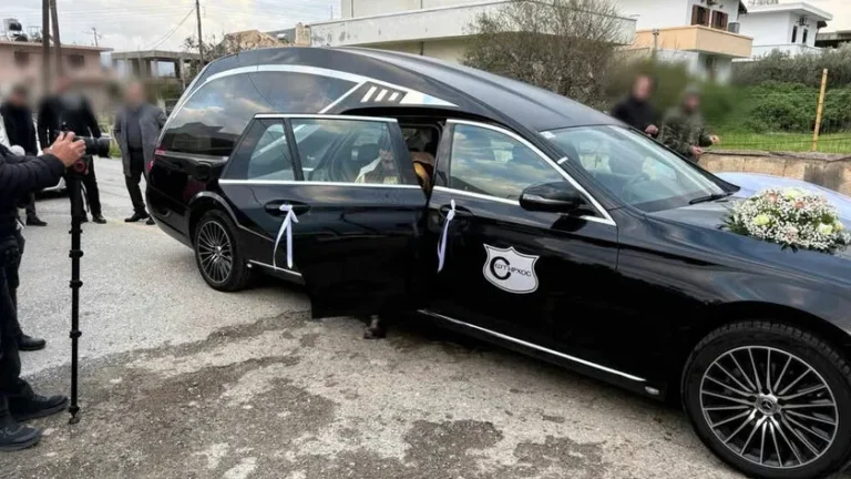 Το τερμάτισαν στην Κρήτη! Γαμπρός πήγε στην εκκλησία με … νεκροφόρα! (φωτο)