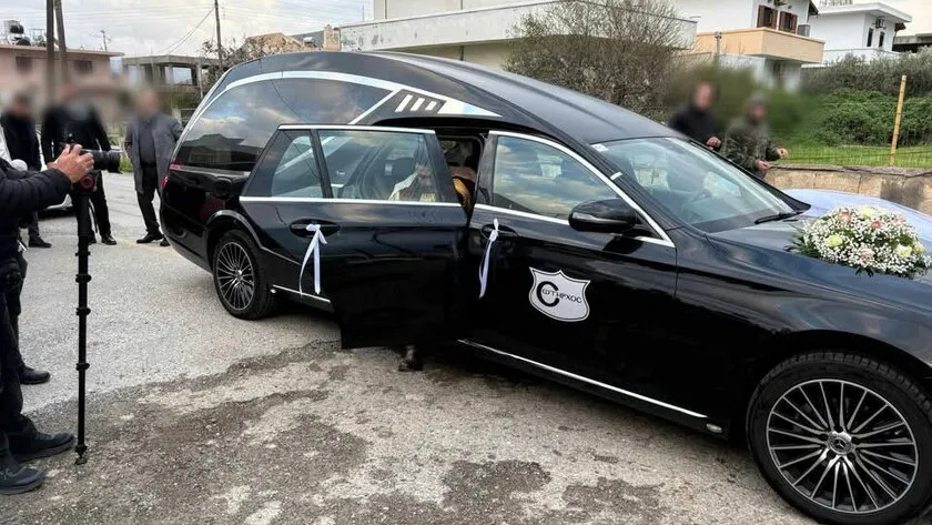 Το τερμάτισαν στην Κρήτη! Γαμπρός πήγε στην εκκλησία με … νεκροφόρα! (φωτο)