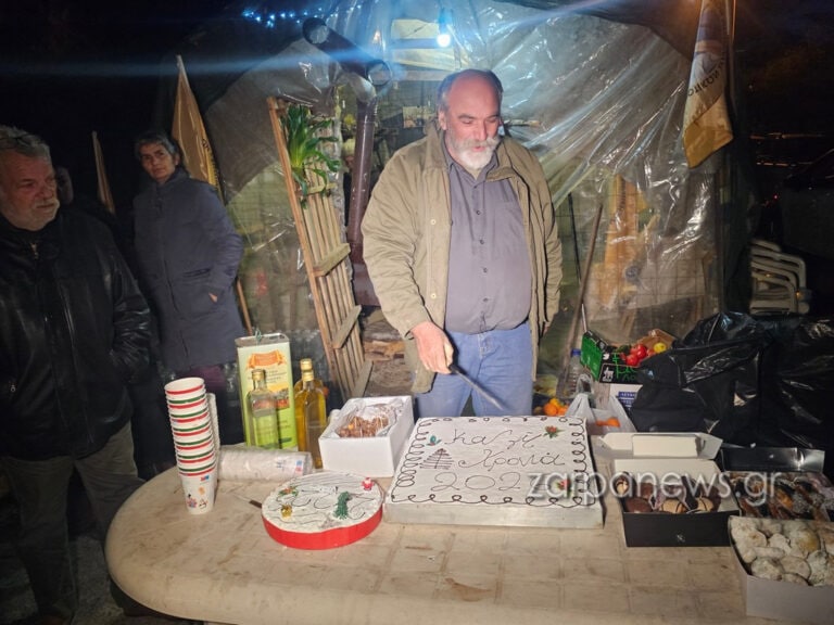 Χανιά: Πρωτοχρονιά στα μπλόκα έκαναν οι αγρότες - Εκοψαν βασιλόπιτα στα Μεγάλα Χωράφια (φωτο)