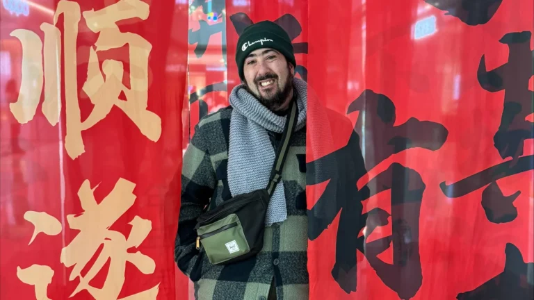 Ο Κρητικός καθηγητής που έμαθε το Πεκίνο να χορεύει πεντοζάλι