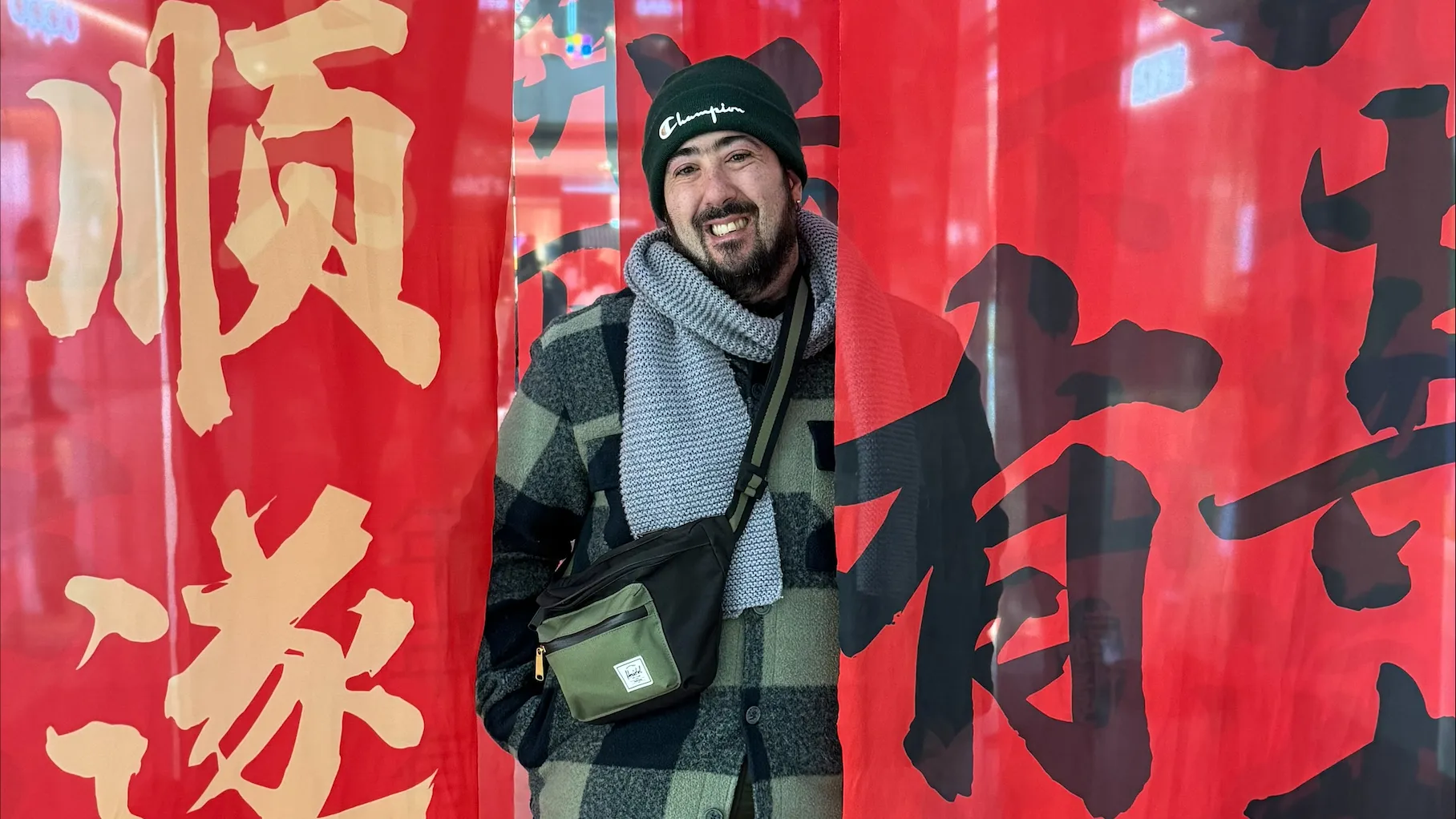 Ο Κρητικός καθηγητής που έμαθε το Πεκίνο να χορεύει πεντοζάλι