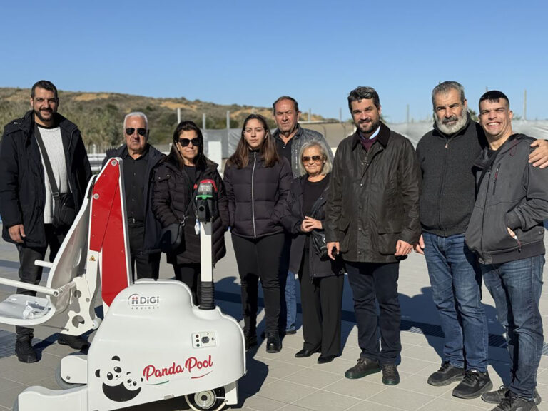 Χανιά: Οικογένεια Χανιωτών χάρισε γερανό ΑμεΑ για τις νέες πισίνες στον Κλαδισό - “Για να κάνει καλύτερη τη ζωή τους”