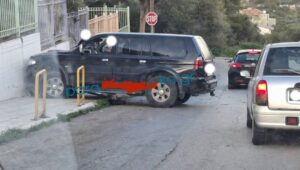 Χανιά: Σοκαριστικό τροχαίο έξω από δημοτικό σχολείο - Μεθυσμένος οδηγός παρέσυρε γονείς και παιδιά (φωτο)