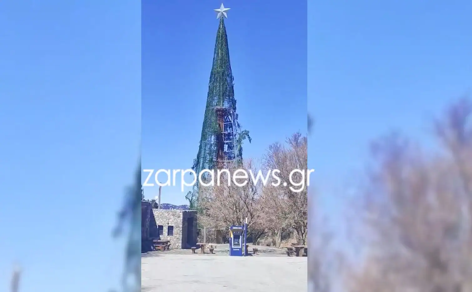 Χανιά: Εικόνες που θυμίζουν εγκατάλειψη στο Ξυλόσκαλο… Διαλύθηκε το μεγάλο Χριστουγεννιάτικο δέντρο (video)