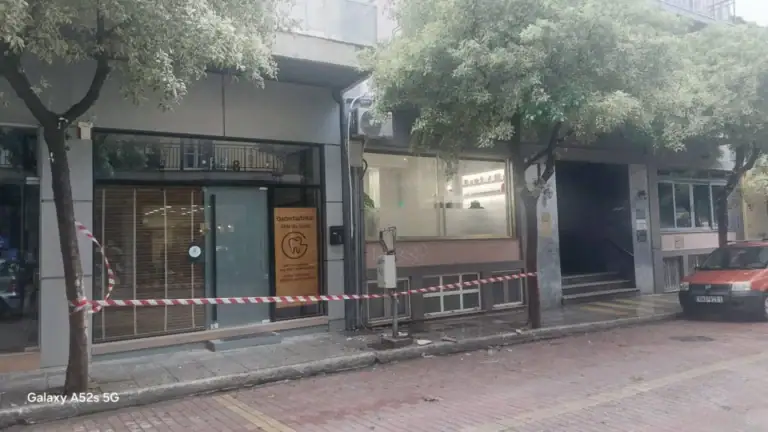 Χανιά: Πτώση τμήματος μπαλκονιού στην οδό Αρχοντάκη! (φωτο)
