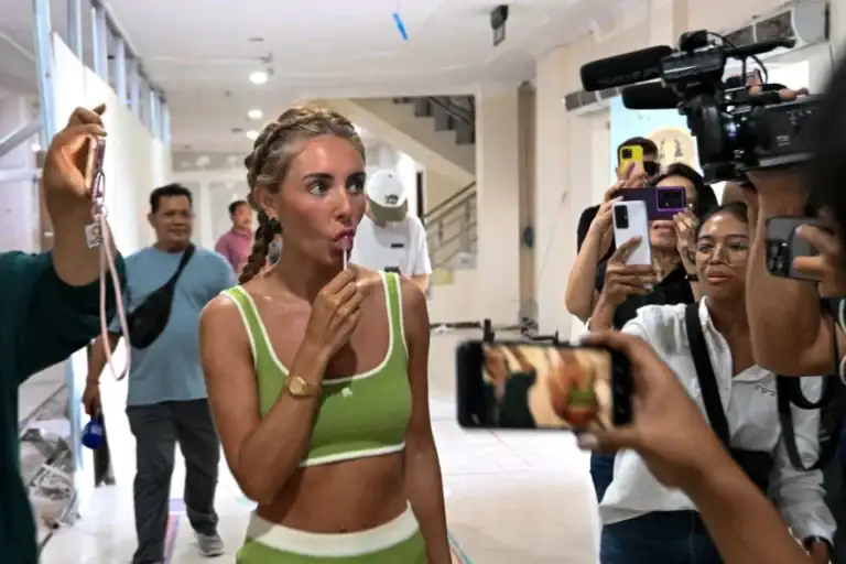 Έγκυος η πορνοστάρ Bonnie Blue μετά το «challenge» να συνευρεθεί ερωτικά με 400 άντρες!