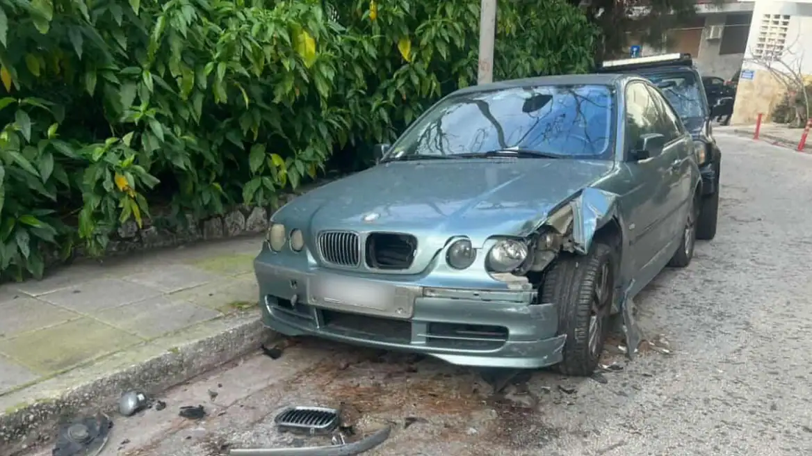 Τραγουδίστρια γνωστού συγκροτήματος οδηγούσε μεθυσμένη και «πήρε σβάρνα» πέντε παρκαρισμένα αυτοκίνητα (φωτο)