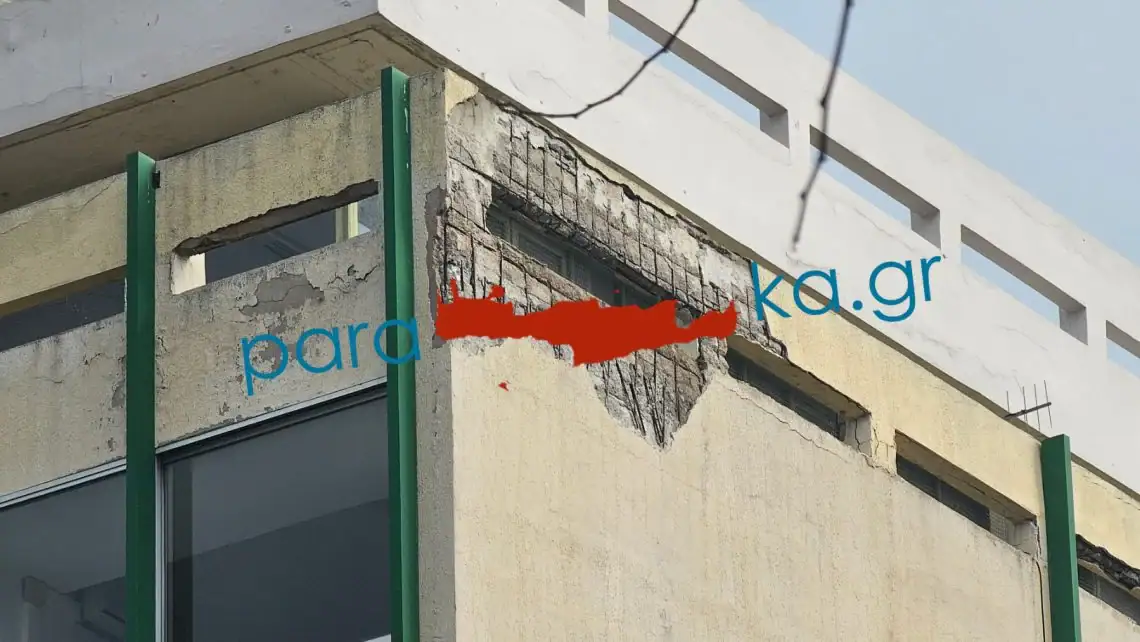 Χανιά: Αναστάτωση στην πλατεία 1866 - Έπεσαν σοβάδες και μπετά από το Μέγαρο Πάνθεον! (φωτο) 