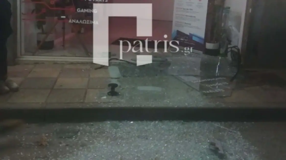 «Ατζαμής» κλέφτης στην Κρήτη: Έσπασε τζαμαρία καταστήματος, τρόμαξε και του έπεσαν τα κλοπιμαία (φωτο)