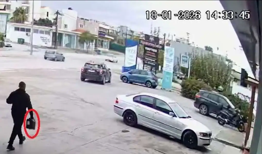 Καρέ – καρέ ο εμπρησμός στην Αλμυρίδα: Η ομολογία του δράστη και τα ευρήματα στα κινητά που δείχνουν οργανωμένο έγκλημα από τη Ρωσία