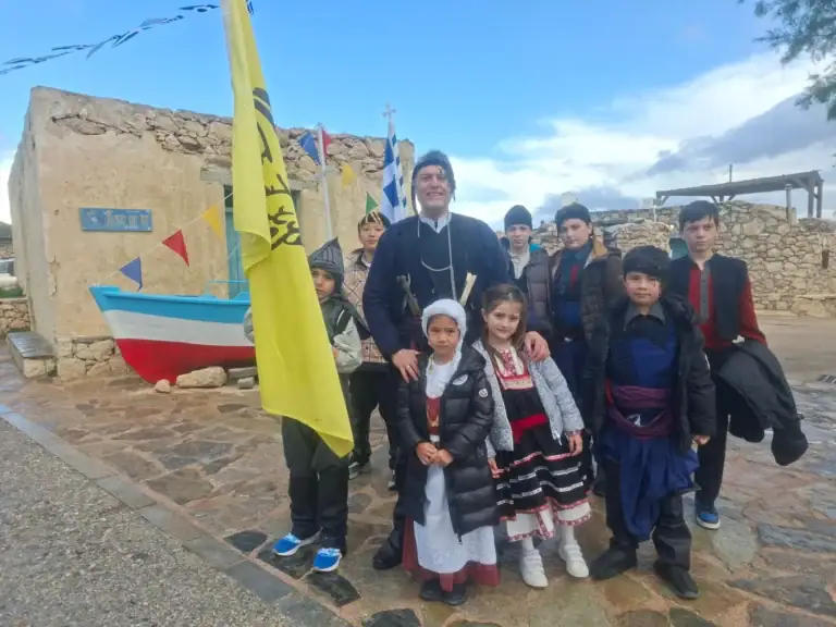 Χανιά: Στη Γαύδο δεν έχει μαθητές αλλά έγινε… μαθητική παρέλαση – Συμβολική επίσκεψη σχολείου της Αθήνας στο νησί (φωτο)