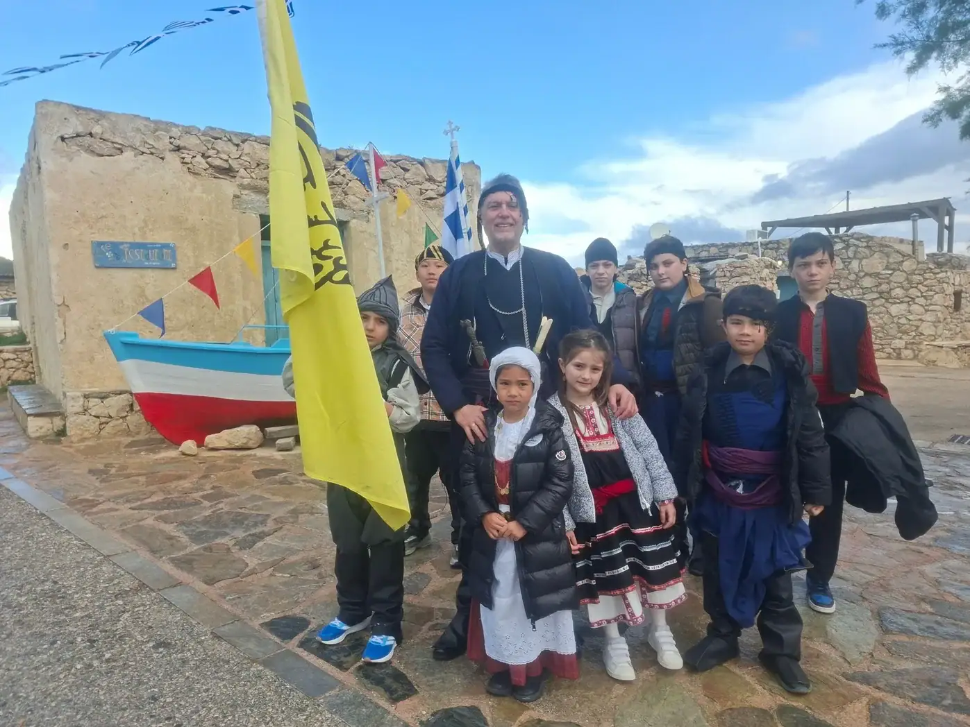 Χανιά: Στη Γαύδο δεν έχει μαθητές αλλά έγινε… μαθητική παρέλαση – Συμβολική επίσκεψη σχολείου της Αθήνας στο νησί (φωτο)