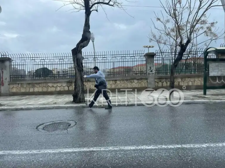 Χανιά: Κι όμως, έγινε παρέλαση! - Ένας πολίτης τίμησε μόνος του την 25η Μαρτίου (video)