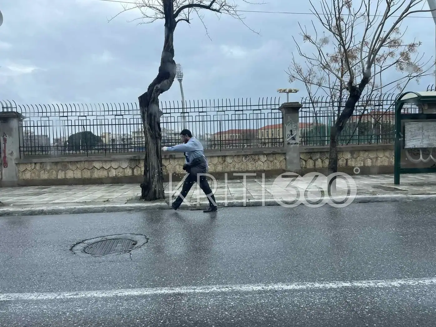 Χανιά: Κι όμως, έγινε παρέλαση! - Ένας πολίτης τίμησε μόνος του την 25η Μαρτίου (video)