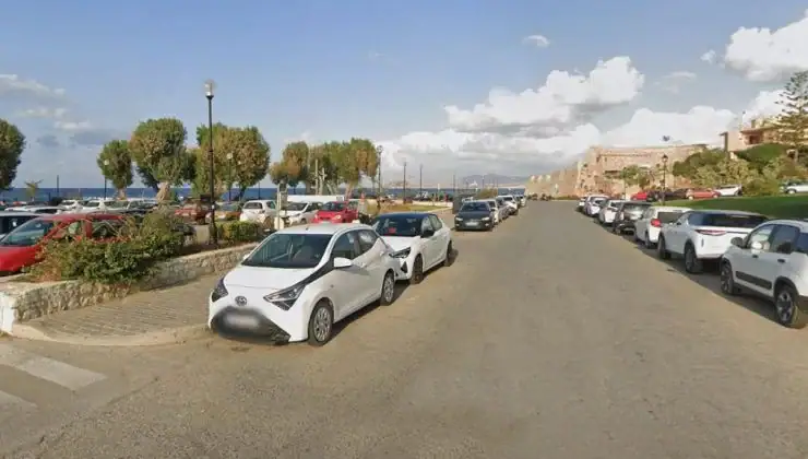Στα Χανιά αν δεν έχεις λεφτά δεν παρκάρεις, αλλά κι αν έχεις πάλι αμφίβολο είναι