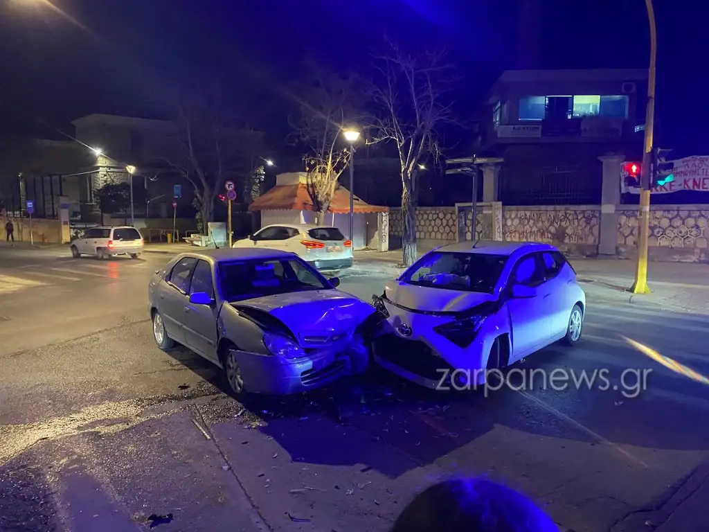 Χανιά: Σφοδρή σύγκρουση δύο αυτοκινήτων στο κέντρο της πόλης (φωτο)