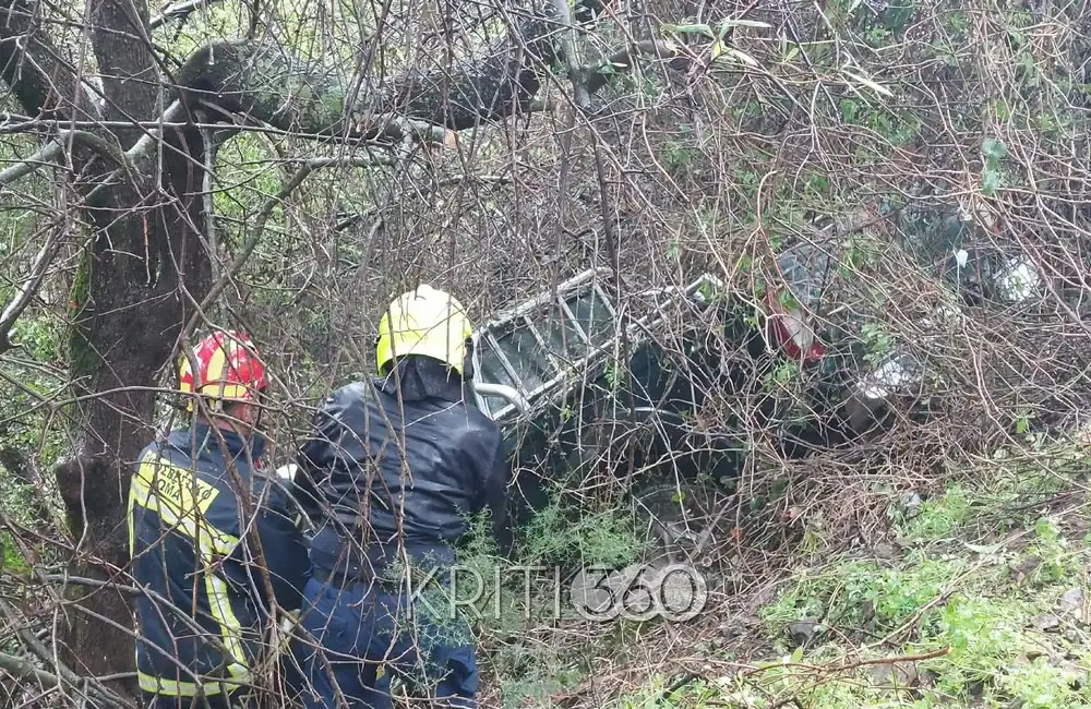 Χανιά: Αυτοκίνητο έπεσε σε γκρεμό - Μεγάλη επιχείρηση απεγκλωβισμού