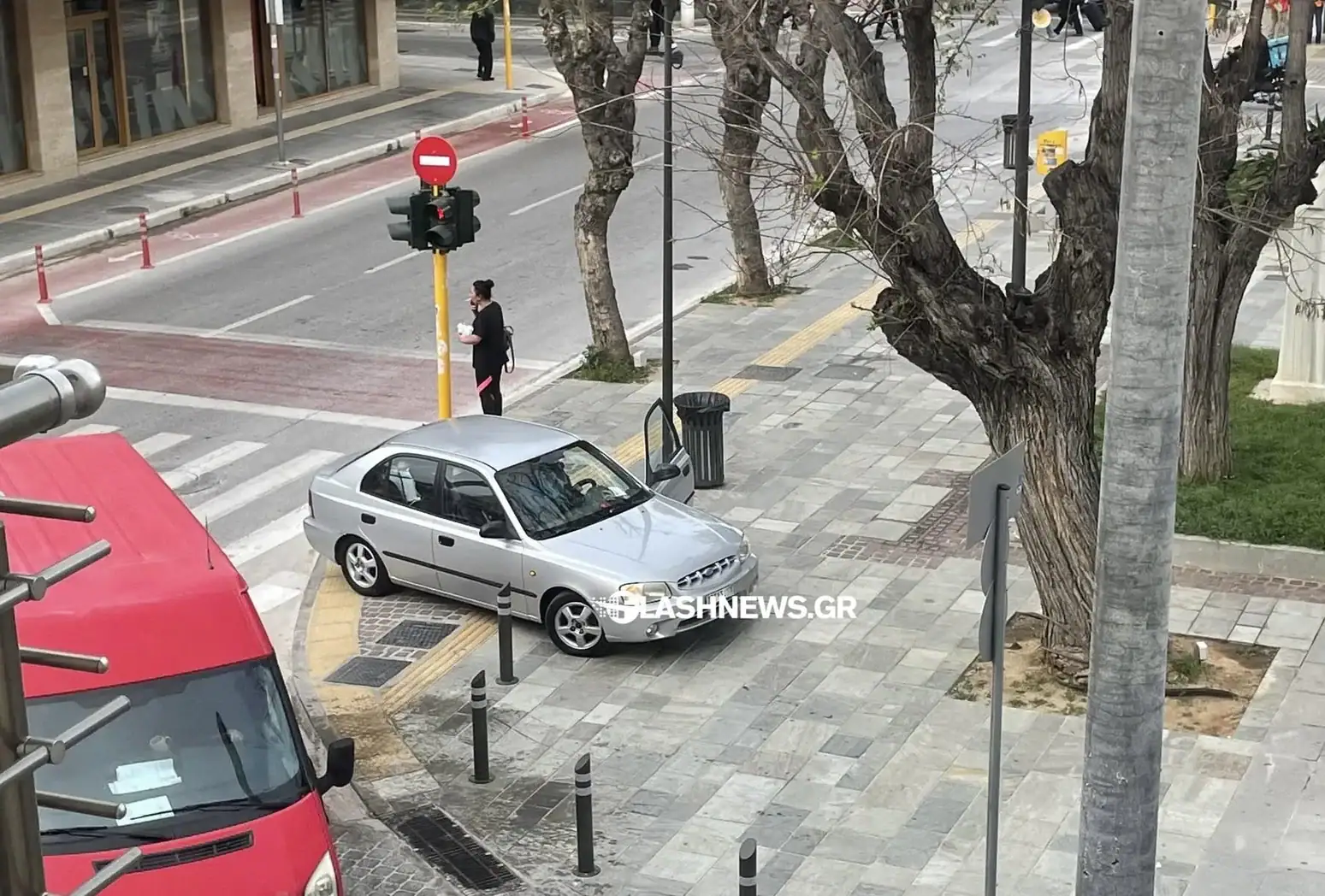 Χανιά: Το άφησε πάνω σε πεζοδρόμιο, ράμπα αναπήρων και διάδρομο τυφλών! Πόσες παραβάσεις σε ένα μόνο παρκαρισμα; (φωτο)