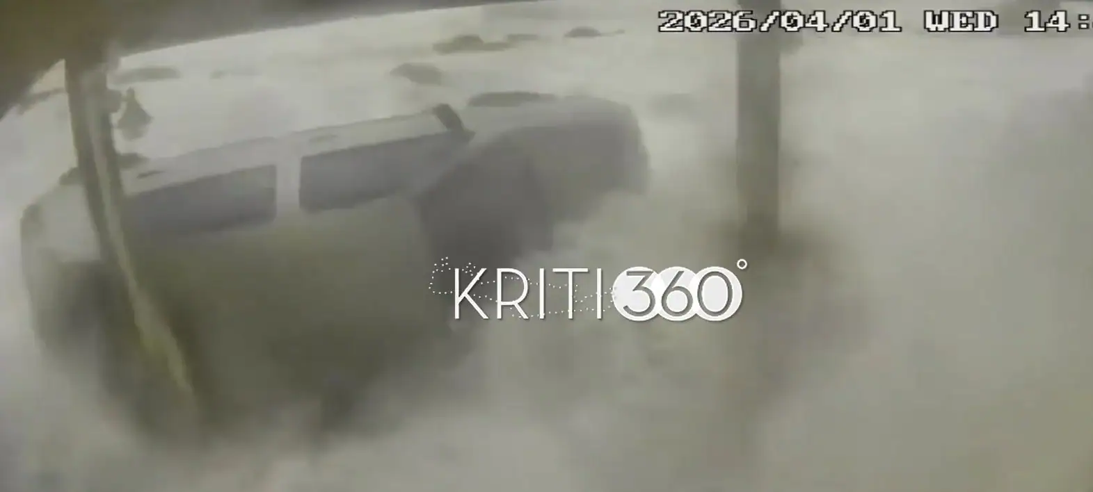 Χανιά: Σοκαριστικό βίντεο από την Παλαιόχωρα τη στιγμή που τα κύματα “καταπίνουν” ΙΧ (video)