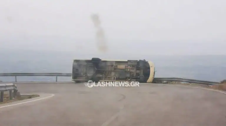 Χανιά: Ανετράπη λεωφορείο στον δρόμο για Ανώπολη – «Σήκωνε» πέτρες στα Σφακιά ο αέρας (φωτο)