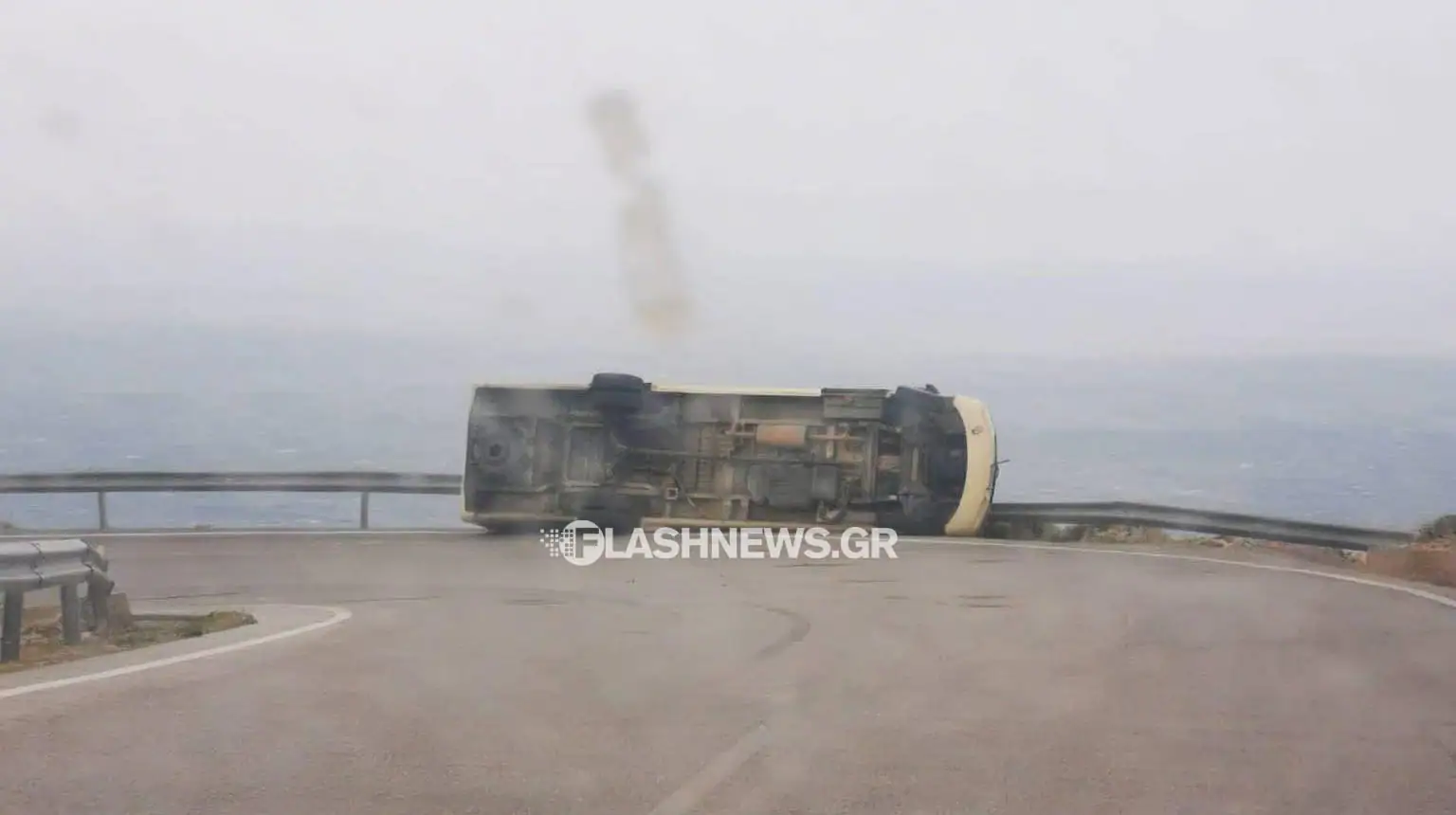 Χανιά: Ανετράπη λεωφορείο στον δρόμο για Ανώπολη – «Σήκωνε» πέτρες στα Σφακιά ο αέρας (φωτο)