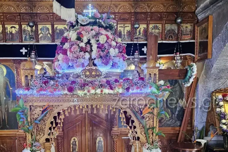 Χανιά: «Χάι τεκ» επιτάφιος - Τοποθέτησαν λαμπάκια led στον τρούλο του (φωτο)