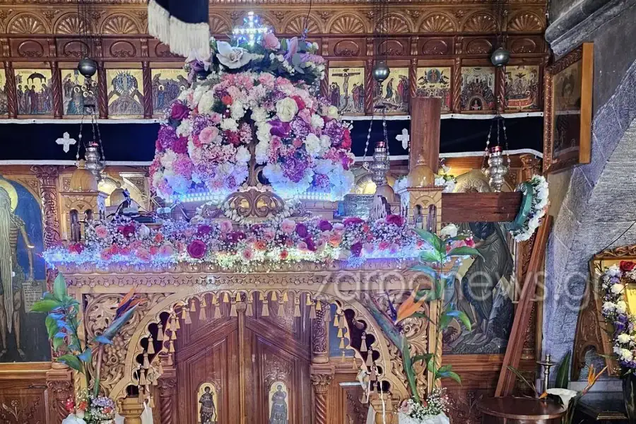 Χανιά: «Χάι τεκ» επιτάφιος - Τοποθέτησαν λαμπάκια led στον τρούλο του (φωτο)