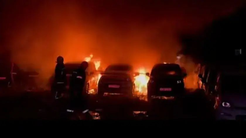 Μεγάλη πυρκαγιά σε χώρο στάθμευσης ενοικιαζόμενων αυτοκινήτων (video)