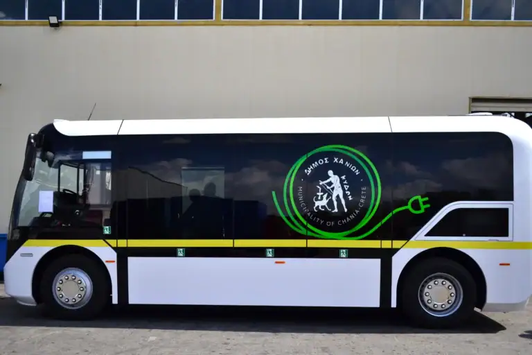 Χανιά: Κουκουλοφόρος επιτέθηκε σε οδηγό ηλεκτρικού λεωφορείου και τον έστειλαν στο νοσοκομείο