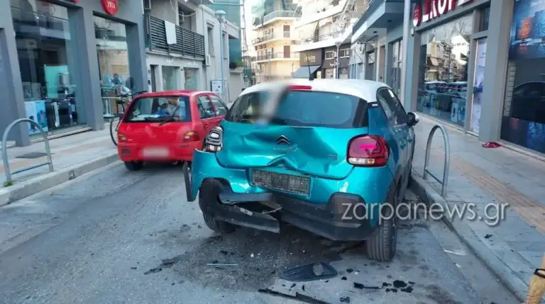 Χανιά: ΙΧ πήρε παραμάζωμα παρκαρισμένα οχήματα στο πιο κεντρικό σημείο της πόλης (φωτο)