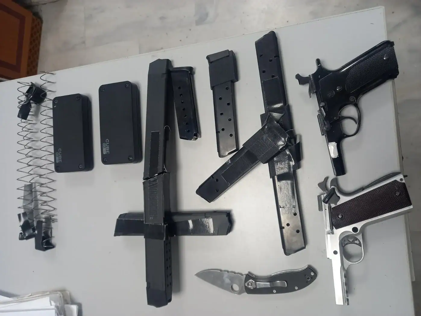 Χανιά: Άνδρας έφτασε στο αεροδρόμιο κρύβοντας στις αποσκευές του όπλα, κοσμήματα και σχεδόν 30.000€ (φωτο)