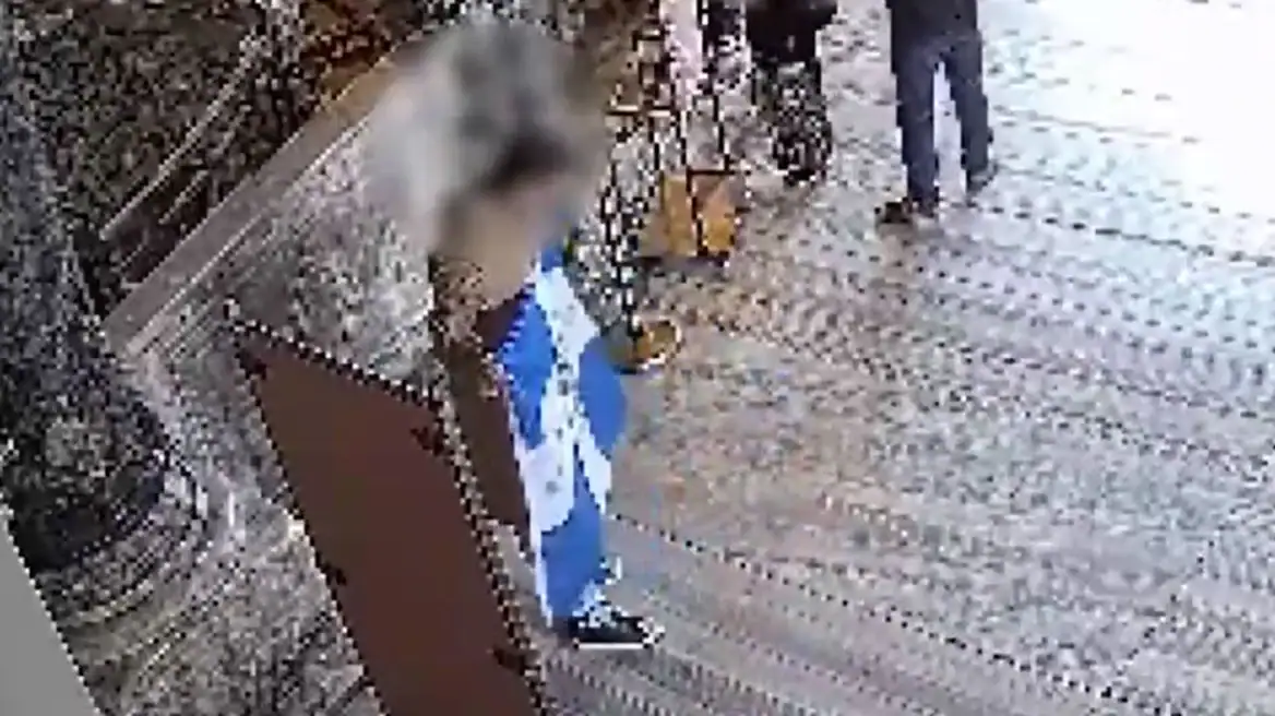 Στη φυλακή οι δύο Έλληνες που άνοιξαν σημαία με τον βυζαντινό αετό στην Αγία Σοφία (video)