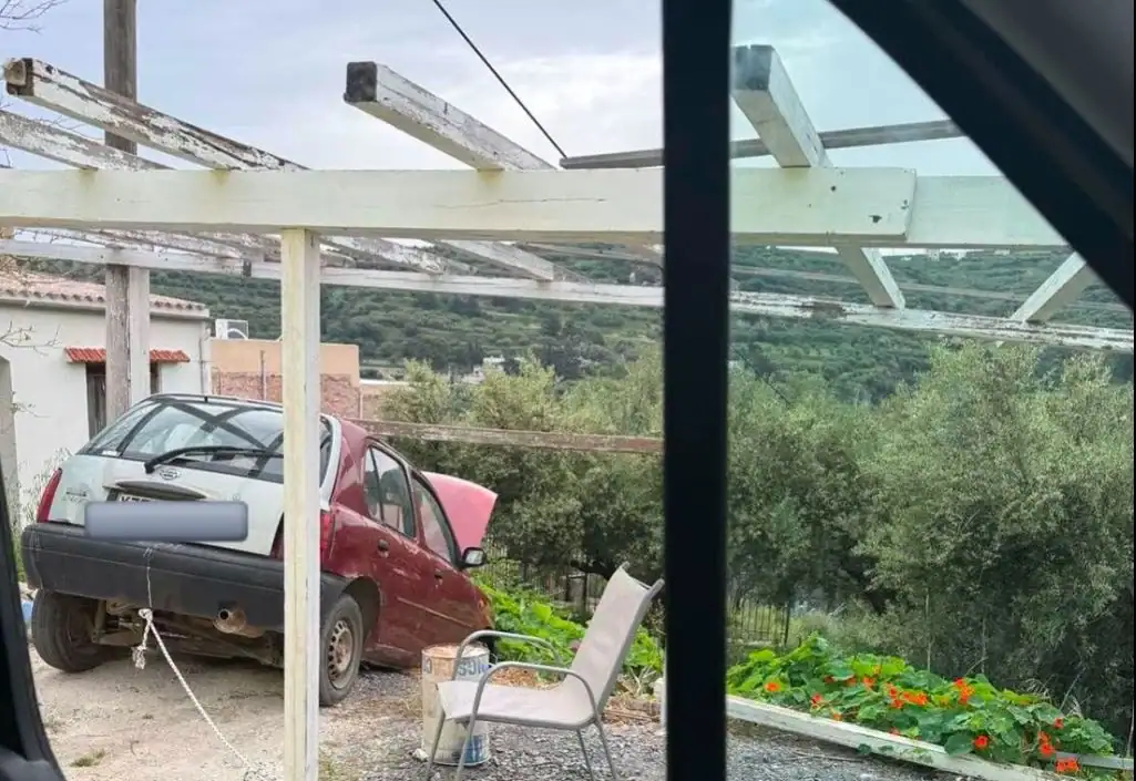 Χανιά: Λύθηκε το χειρόφρενο και έπιασε το πόδι του στην πόρτα - Τον απεγκλώβισε η Πυροσβεστική (φωτο)