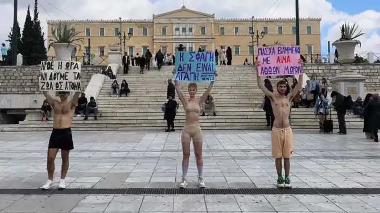 Ημίγυμνη διαμαρτυρία vegan στο Σύνταγμα κατά της θανάτωσης αμνοεριφίων για το Πάσχα (φωτο)