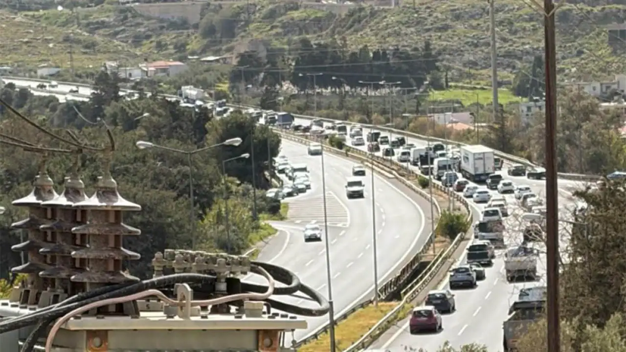 Κυκλοφοριακό χάος στον ΒΟΑΚ – Ουρές χιλιομέτρων προς Ρέθυμνο