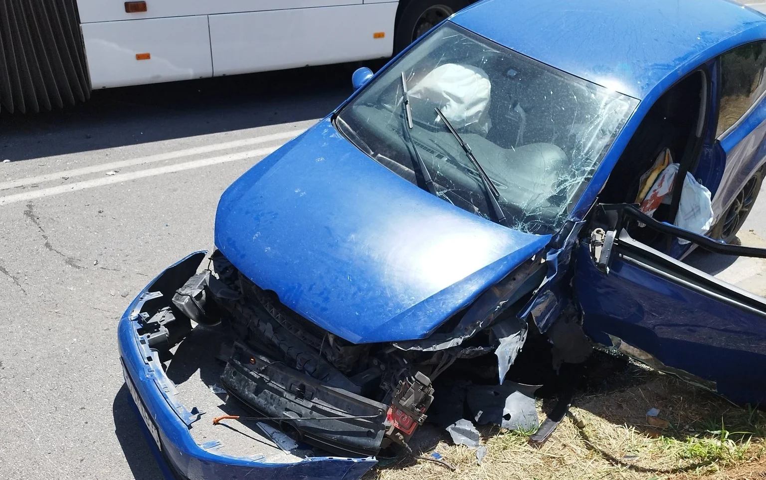 Χανιά: Σοβαρό τροχαίο με μετωπική λεωφορείου και Ι.Χ. - Απεγκλωβίστηκε τραυματισμένος 26χρονος (φωτο)