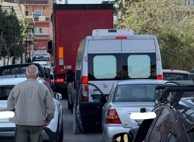 Χανιά: Χάος στο κέντρο από μία… στάθμευση ενοικιαστικού! (φωτο)