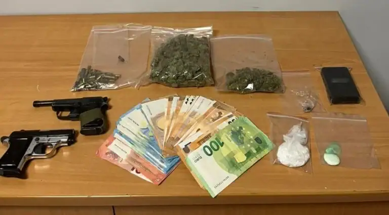 Χανιά: Κοκαΐνη, κάνναβη και όπλα έκρυβε 24χρονος στο σπίτι του στον Πλατανιά (φωτο)